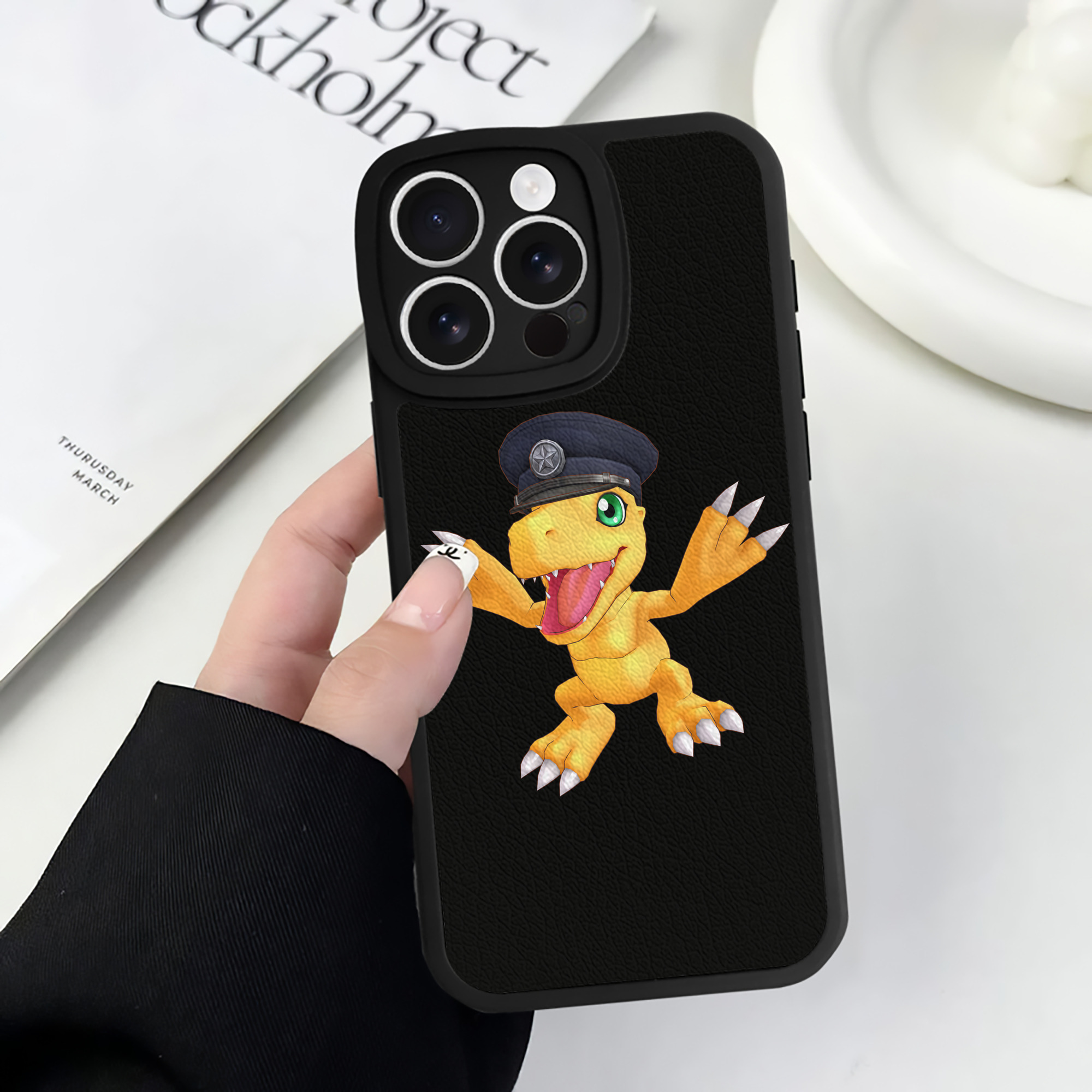 （画像用） Digimon デジタルモンスター/デジモン 【iPhone 16シリーズ対応】シリコンスマホケース（レザー調） 材質：シリコン
